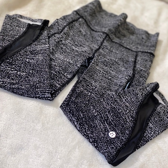 Lululemon Black&White Patterned Cropped Leggings - Picture 1 of 4